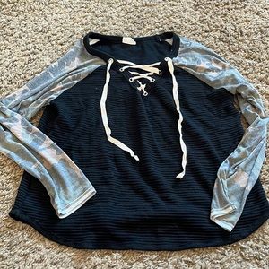 Long sleeve w/ ties black w/ camo sleeves- sz Large